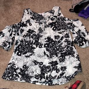 Juniors Candies Floral Black & White cold shoulder short sleeve